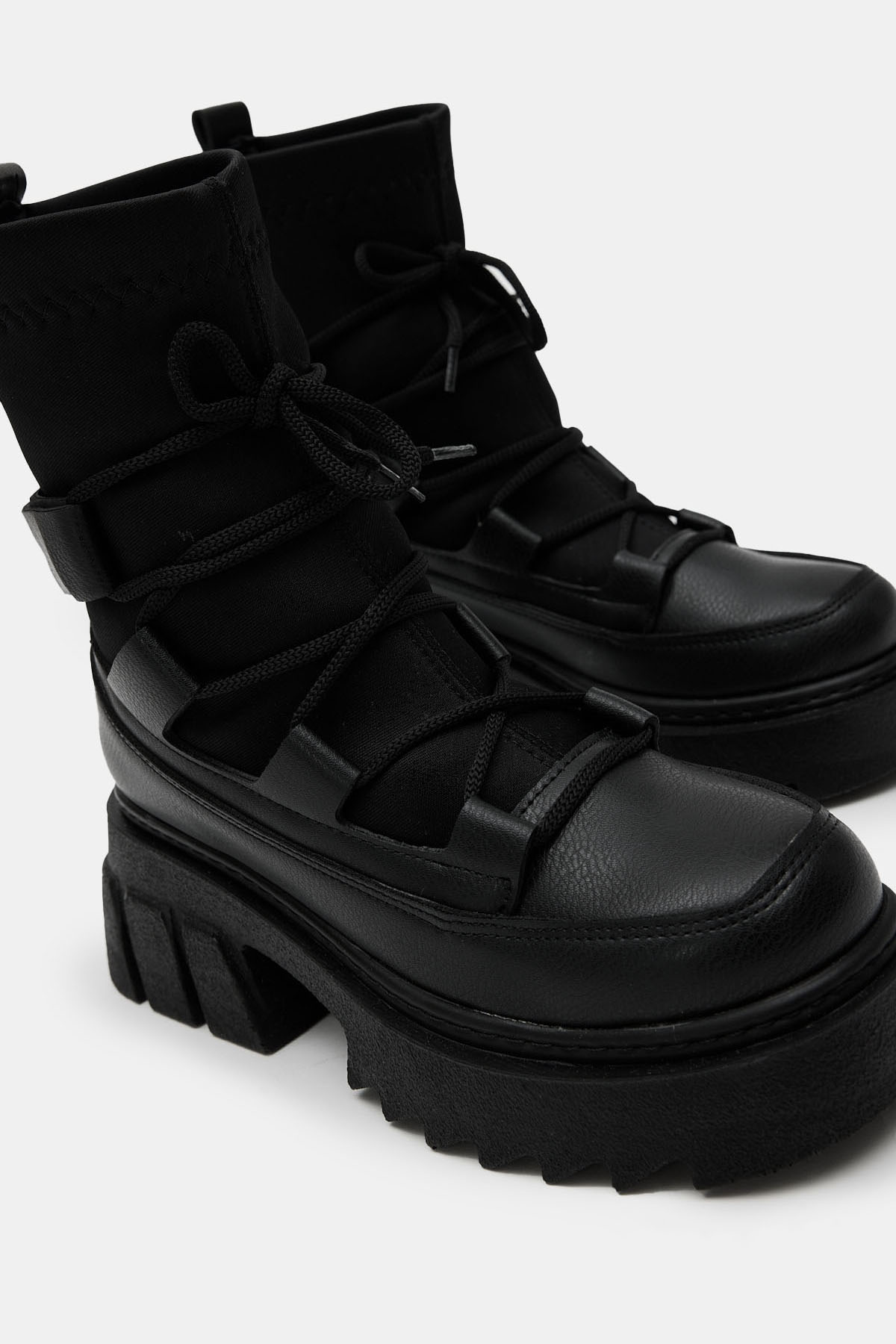 Kadın Siyah Kalın Platform Poli Taban Streç Bağcıklı Bot - Görsel 5