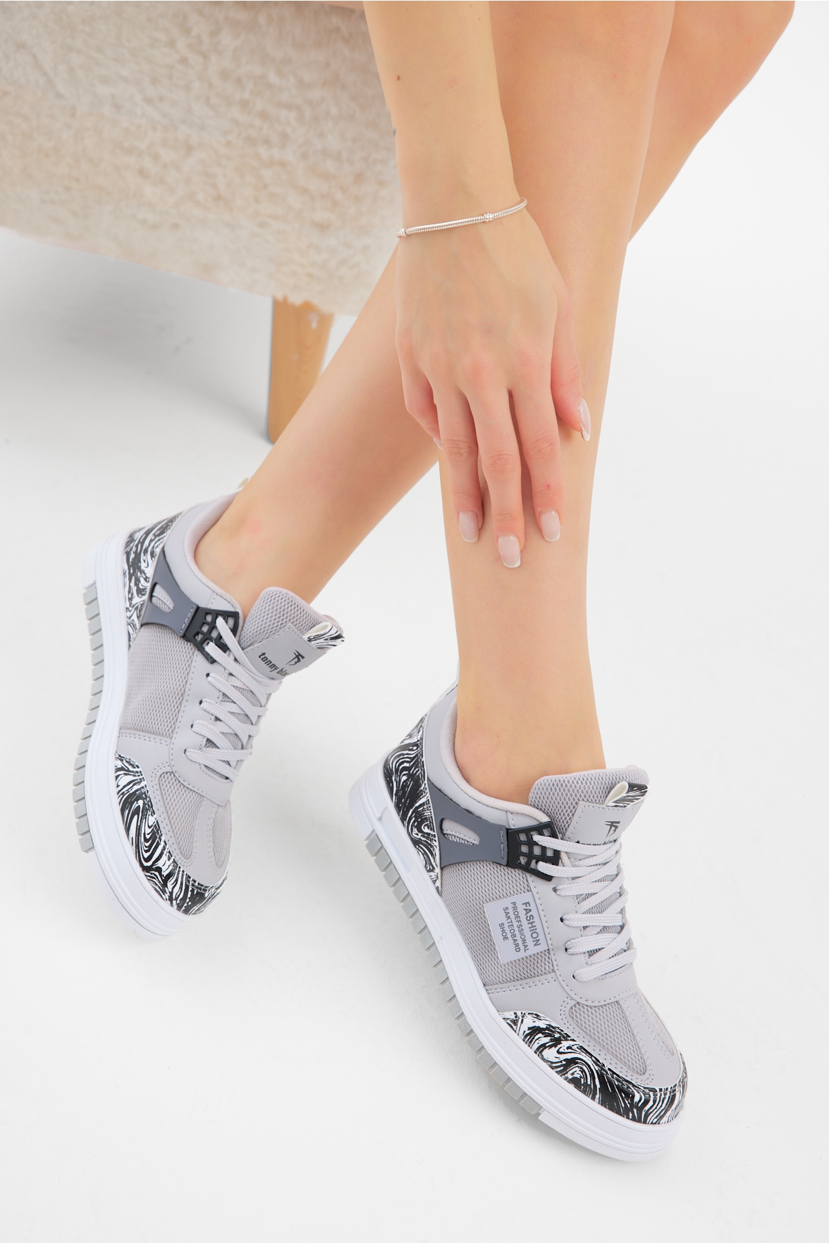 Unisex Gri Siyah Termo Taban Desenli Fileli Bağcıklı Spor Ayakkabı - Görsel 4