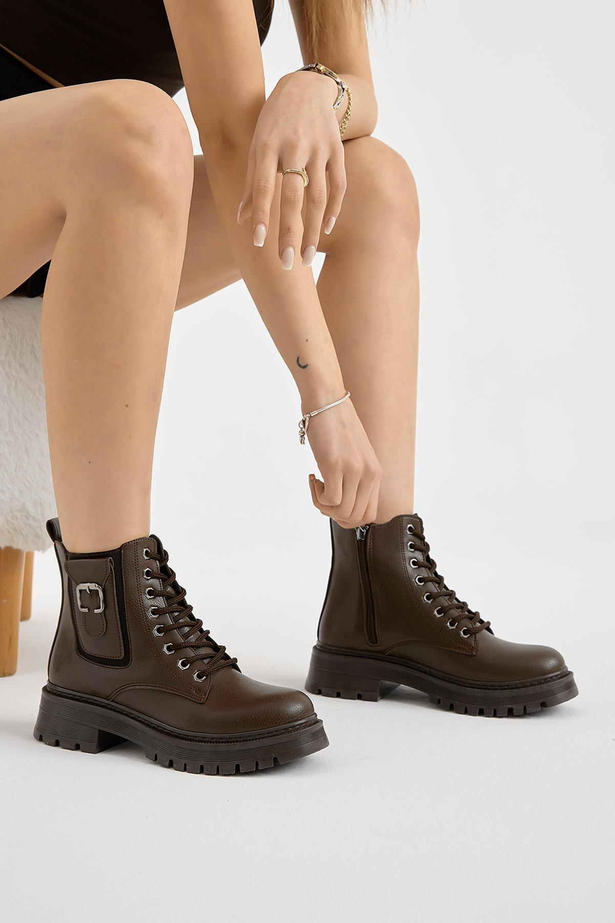 Kadın Kahve Kalın Termo Taban Tokalı Bağcıklı ve Fermuarlı Bot - Görsel 5