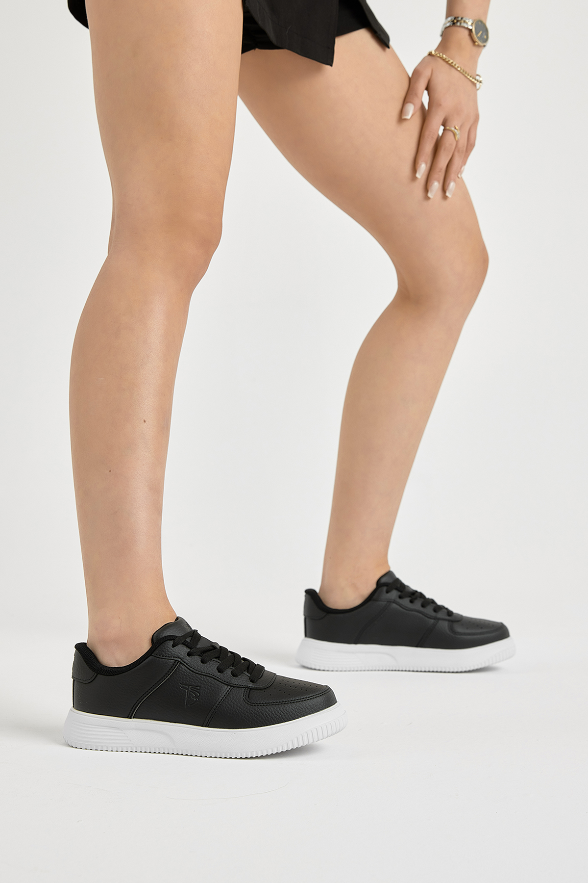 Kadın Siyah Beyaz Kalın Faylon Taban Düz Desenli Bağcıklı Spor Ayakkabı - Görsel 3