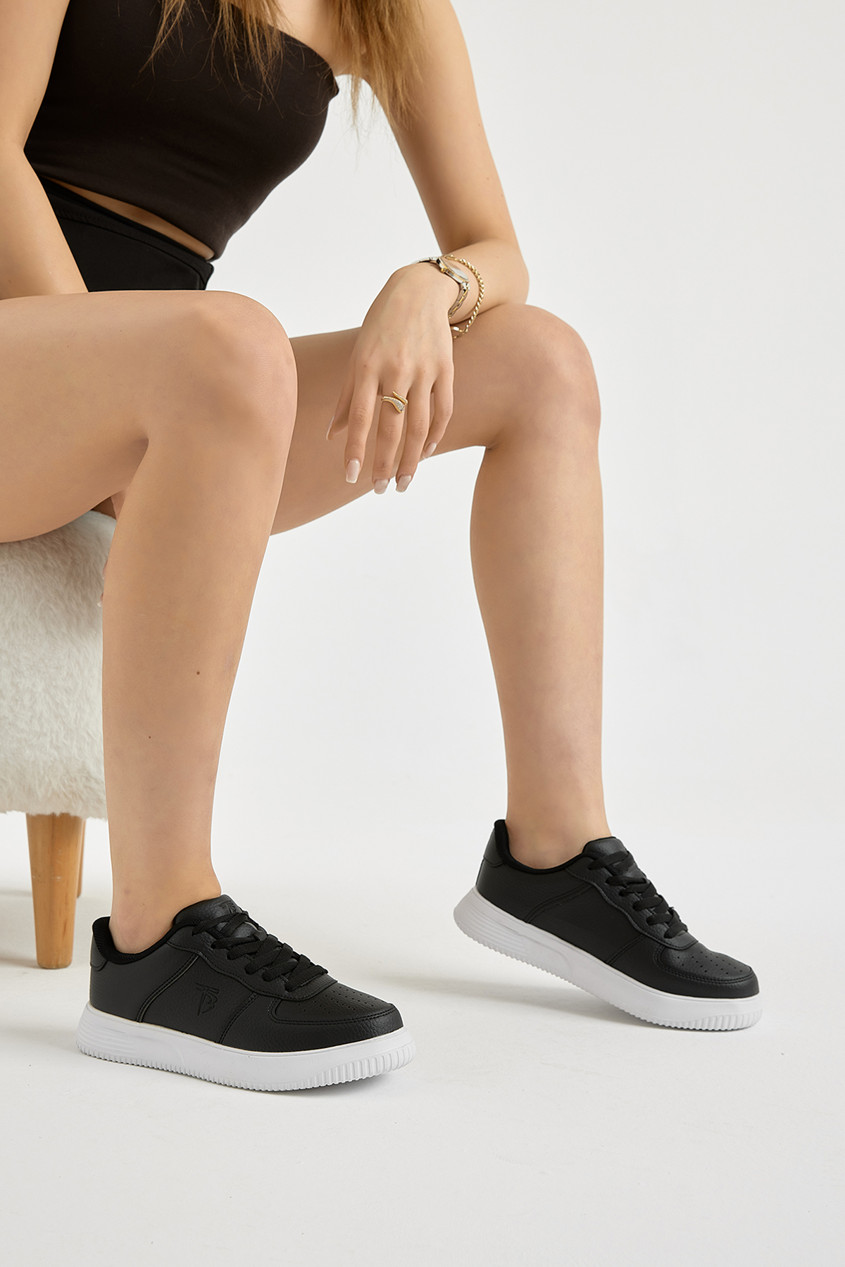 Kadın Siyah Beyaz Kalın Faylon Taban Düz Desenli Bağcıklı Spor Ayakkabı - Görsel 4