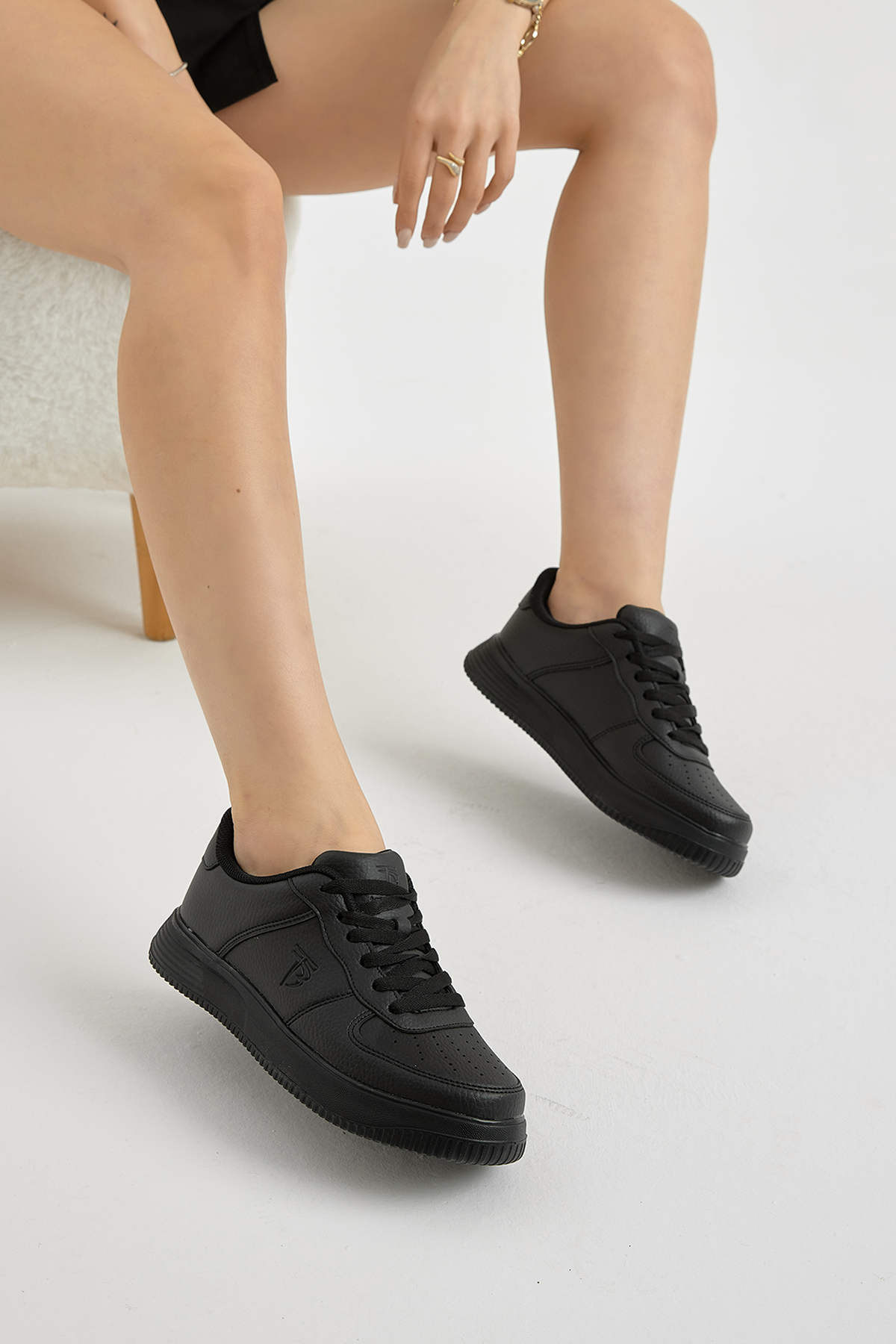 Kadın Siyah Kalın Faylon Taban Düz Desenli Bağcıklı Spor Ayakkabı - Görsel 6