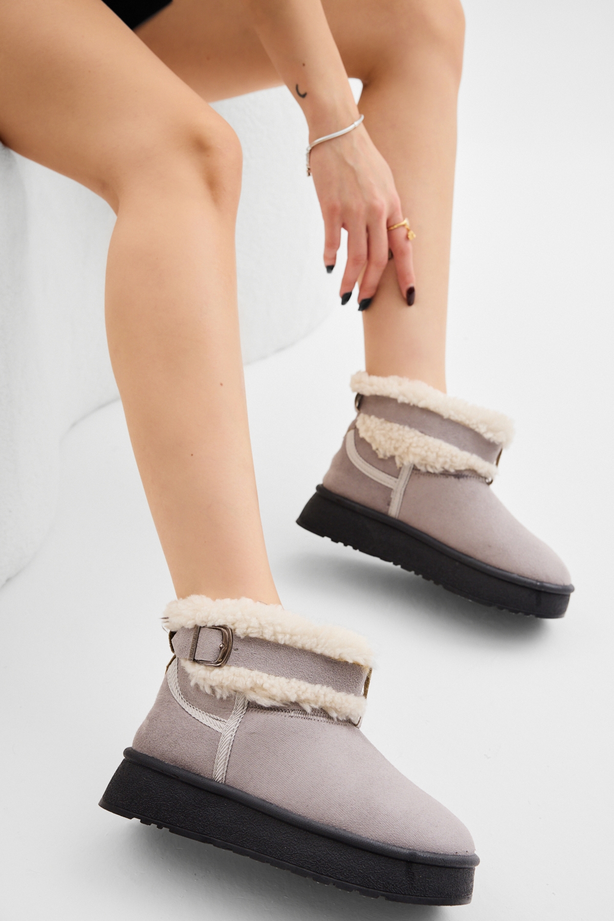 Kadın Gri Kalın Poli Taban Kürk Detaylı Süet Görünümlü Günlük Bot - Görsel 4