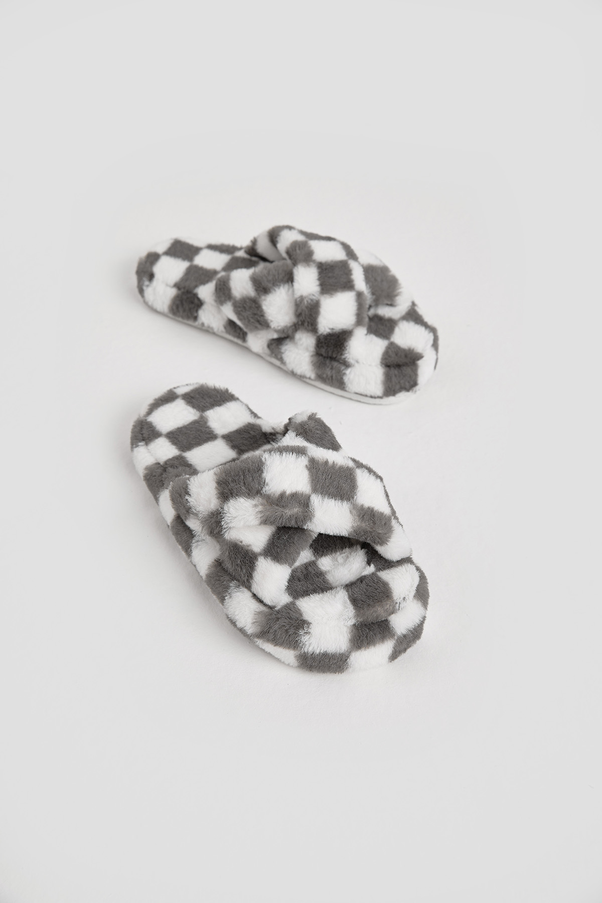 Kadın Füme Kroko Desenli Çapraz Peluş Ev Terliği - Görsel 4