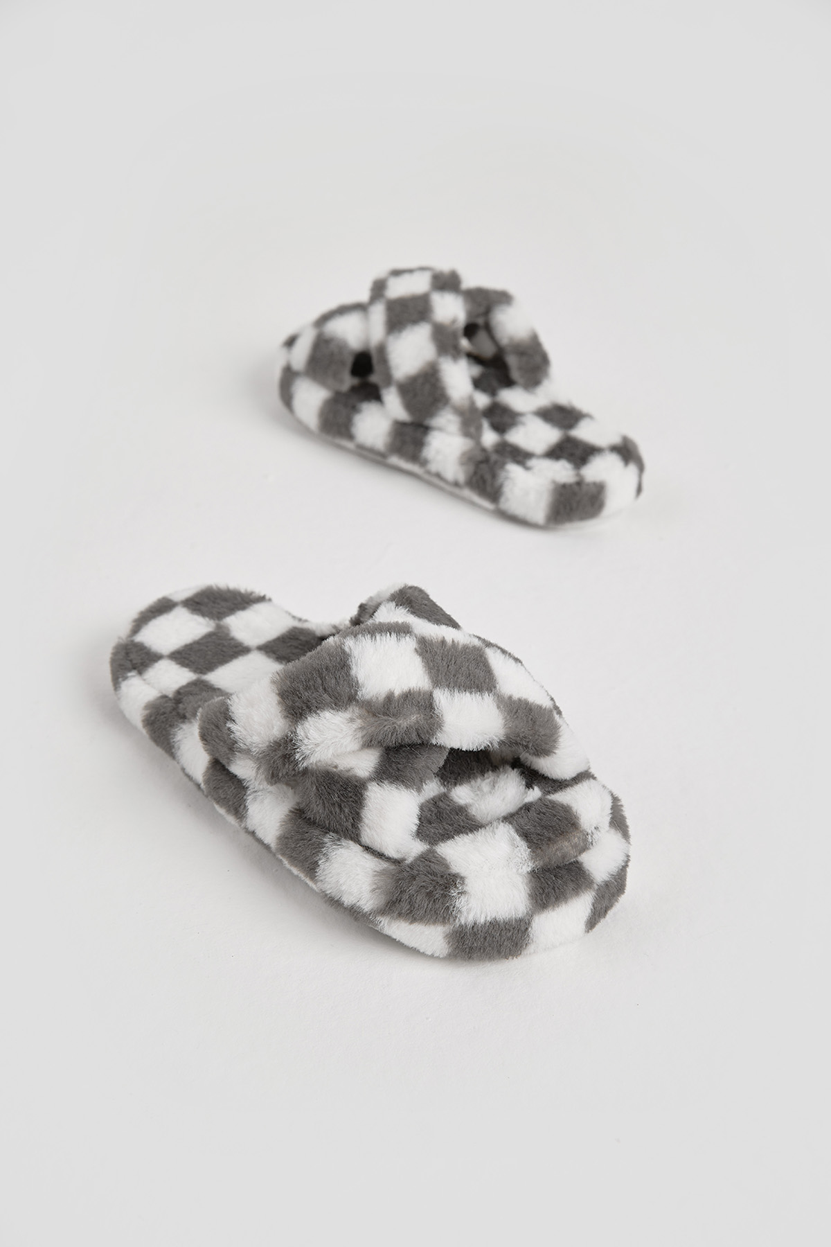 Kadın Füme Kroko Desenli Çapraz Peluş Ev Terliği - Görsel 5