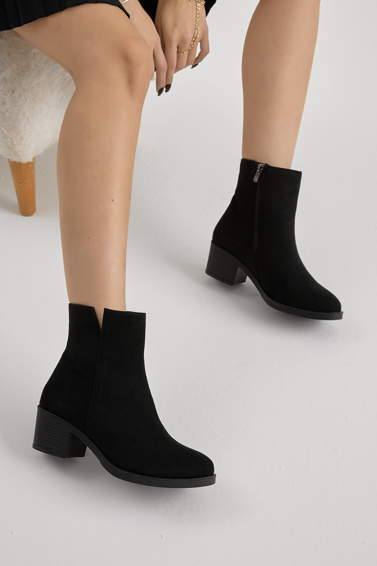 Kadın Siyah Süet Termo Taban Fermuarlı Topuklu Bot - Görsel 2