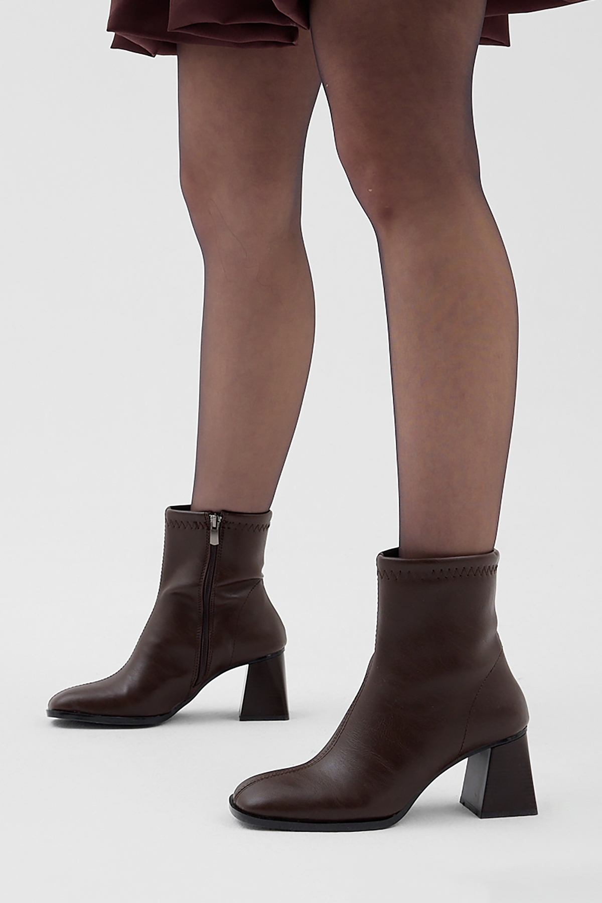 Kadın Kahve Cilt TPU Taban Düz Desen Fermuarlı Kalın Topuklu Bot - Görsel 4