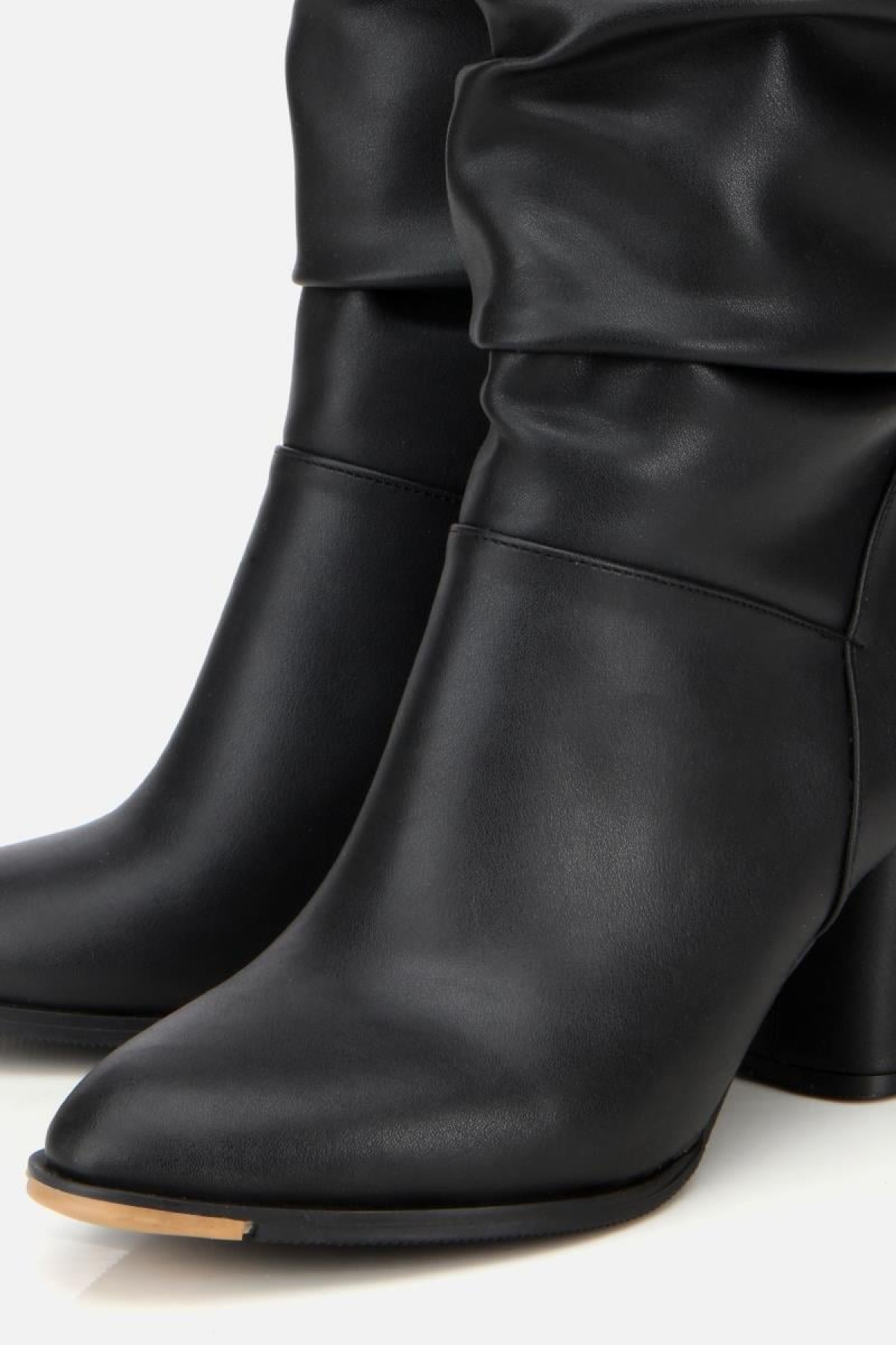 Kadın Siyah Kırışık Görünümlü Diz Altı Topuklu Bot - Görsel 4