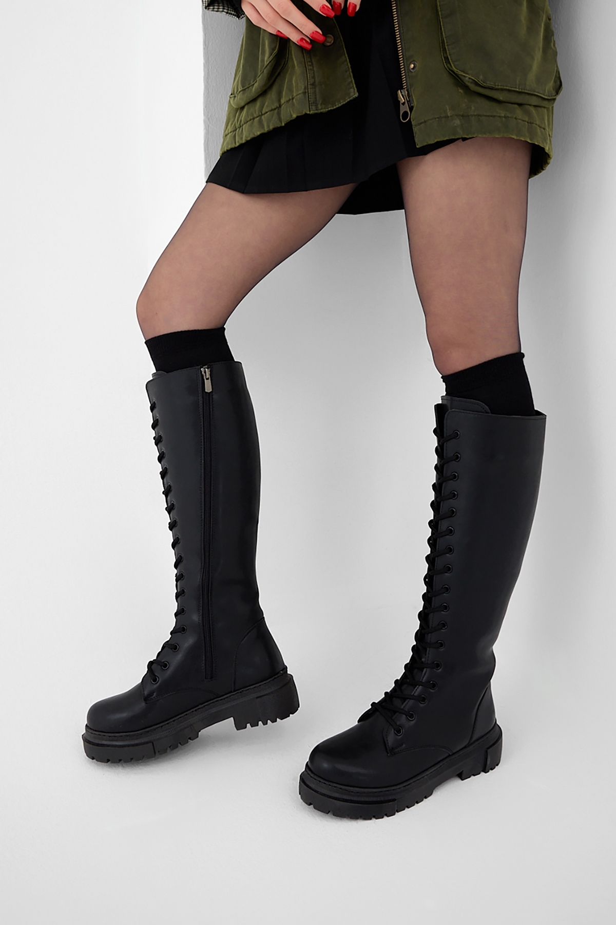Kadın Siyah Kalın Poli Taban Bağcıklı ve Fermuarlı Diz Altı Çizme - Görsel 4