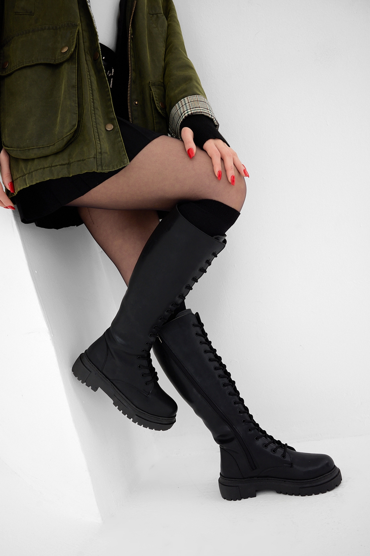 Kadın Siyah Kalın Poli Taban Bağcıklı ve Fermuarlı Diz Altı Çizme - Görsel 5