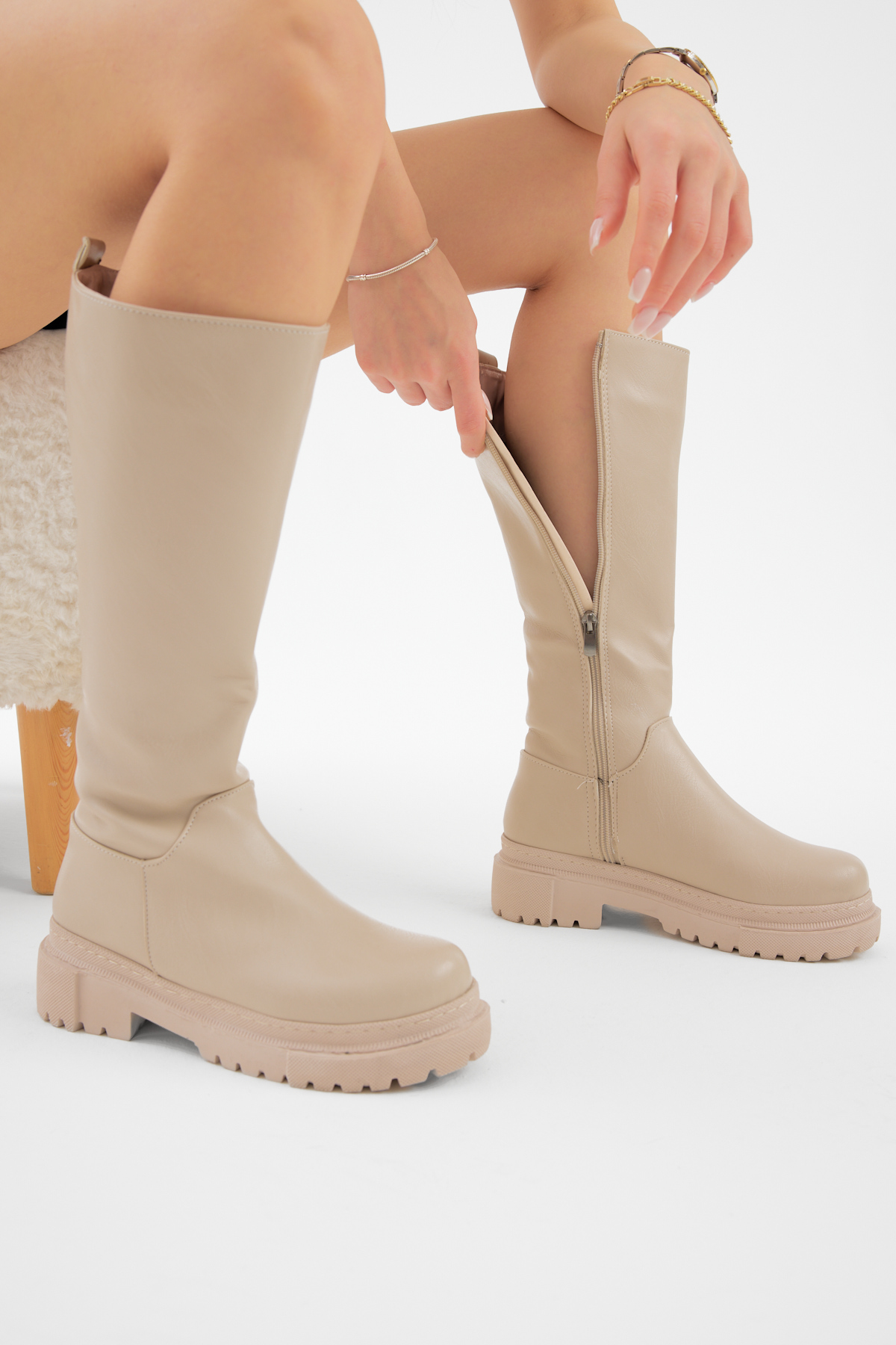 Kadın Bej Kalın Poli Taban Düz Desen Fermuarlı Diz Altı Çizme - Görsel 5