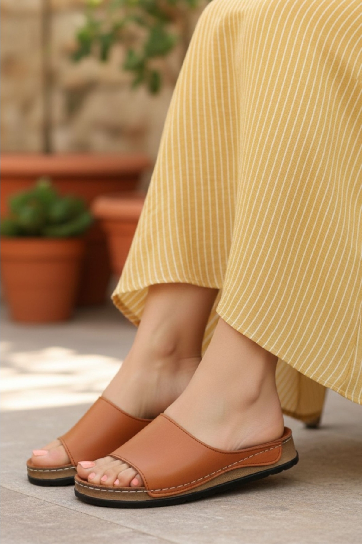 Hakiki Deri Lazer Kesim Delikli Rahat Taban Kadın Terlik NAPA-309 - Görsel 2