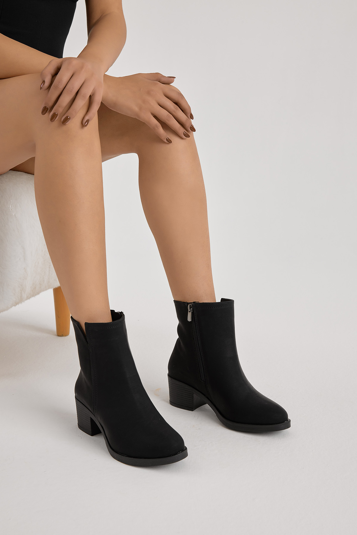 Kadın Siyah Mat Termo Taban Fermuarlı Topuklu Bot - Görsel 4