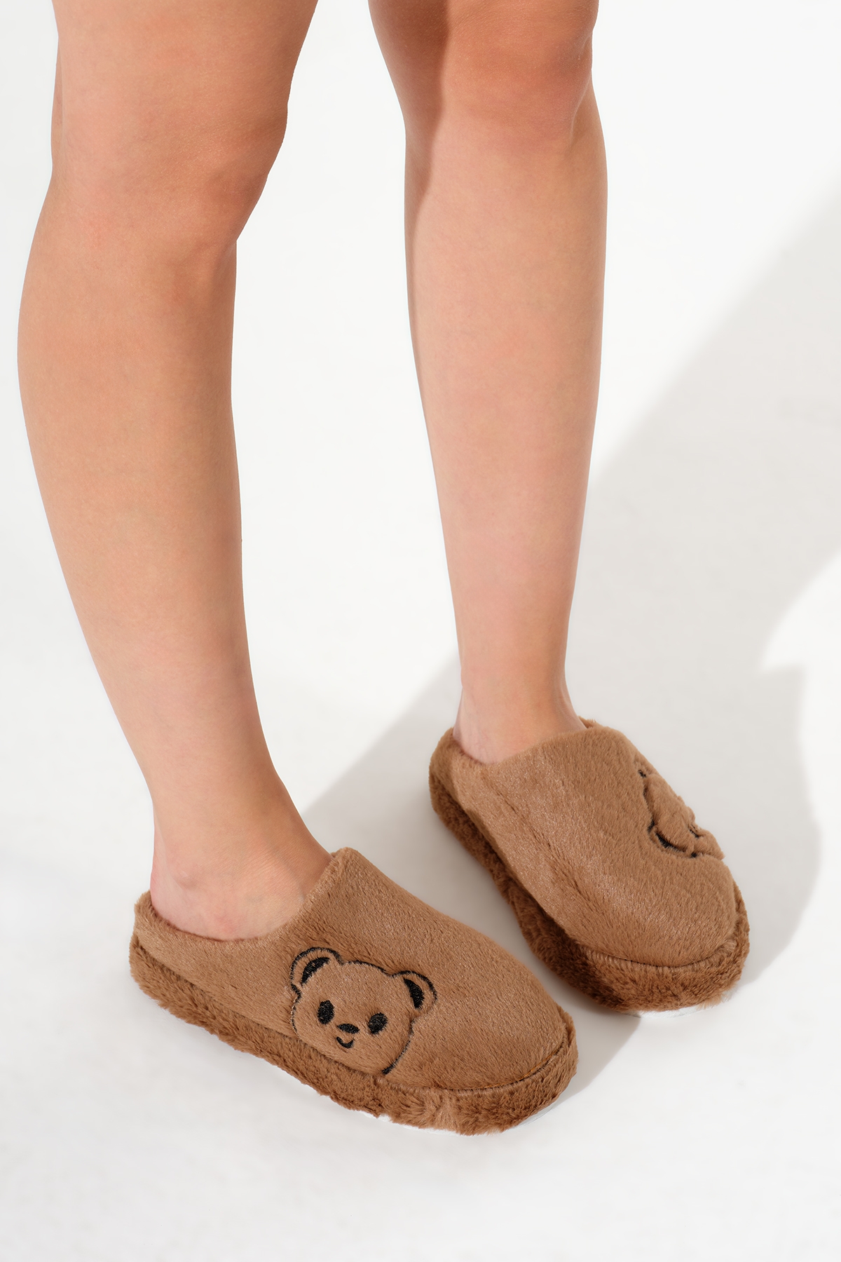 Kadın Kahve Ayıcık Desenli Önü Kapalı Peluş Ev Terliği - Görsel 3