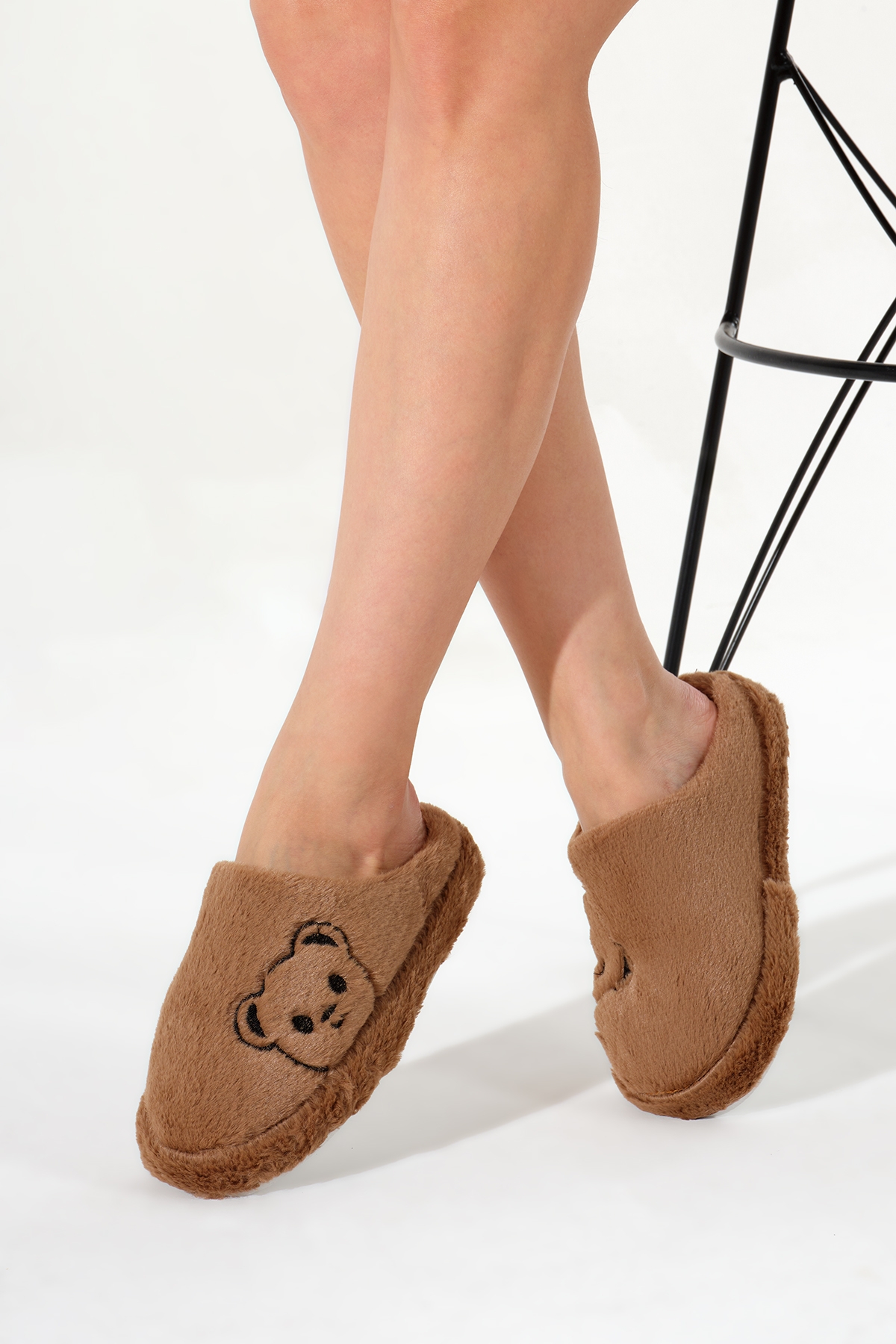 Kadın Kahve Ayıcık Desenli Önü Kapalı Peluş Ev Terliği - Görsel 4