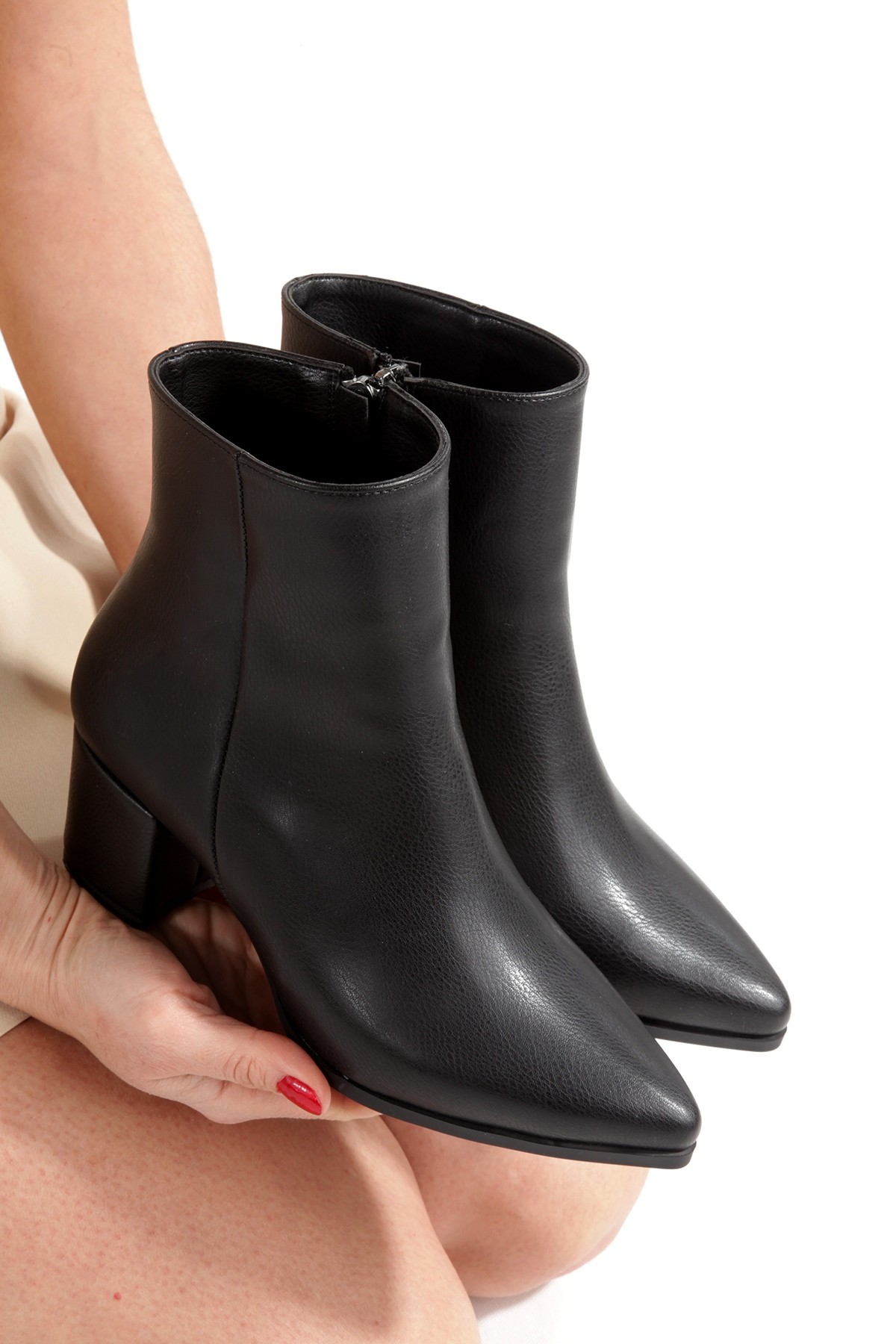 Modabuymuş Modabuymuş Siyah Kısa Kalın Topuklu Sivri Burun Kadın Bot Moise Flo'da! Siyah - 2. görsel