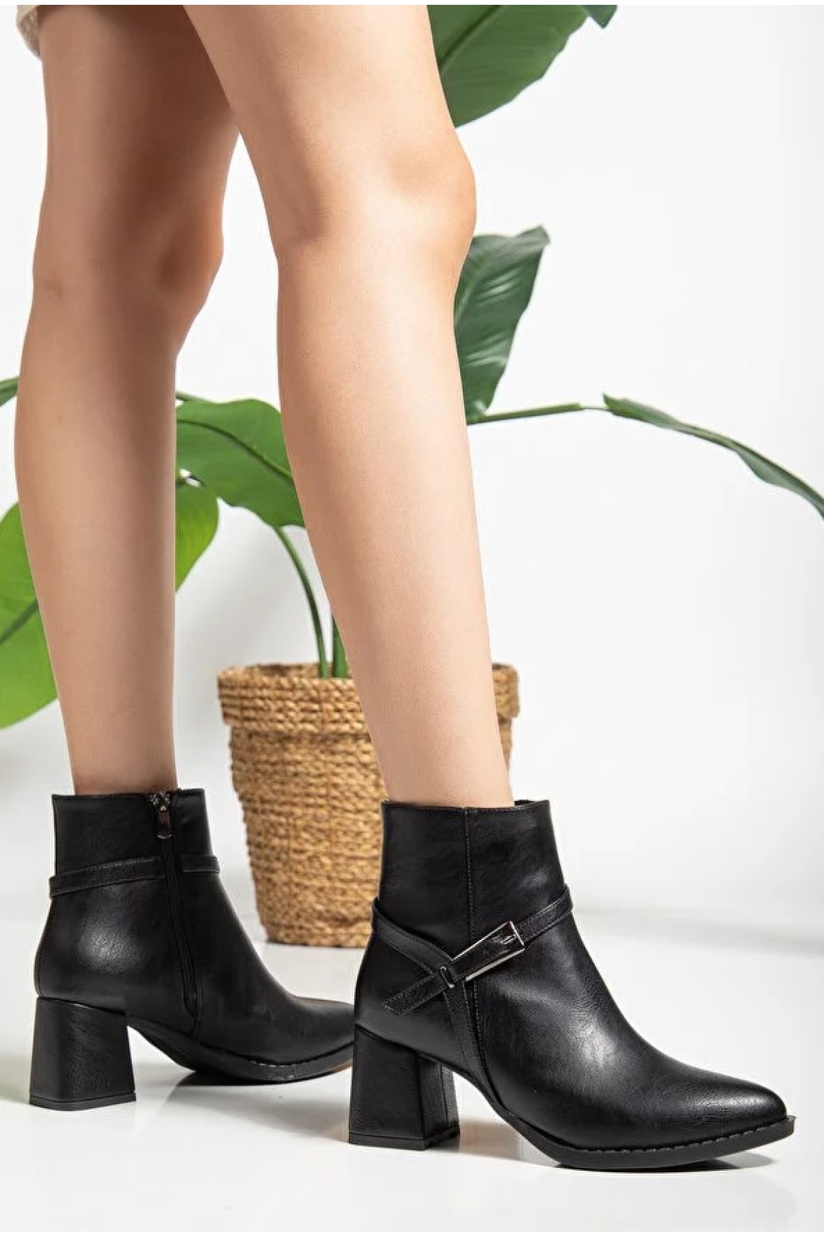 Feles Siyah Feles Toka Detayli Klasik Topuklu Kadın Bot