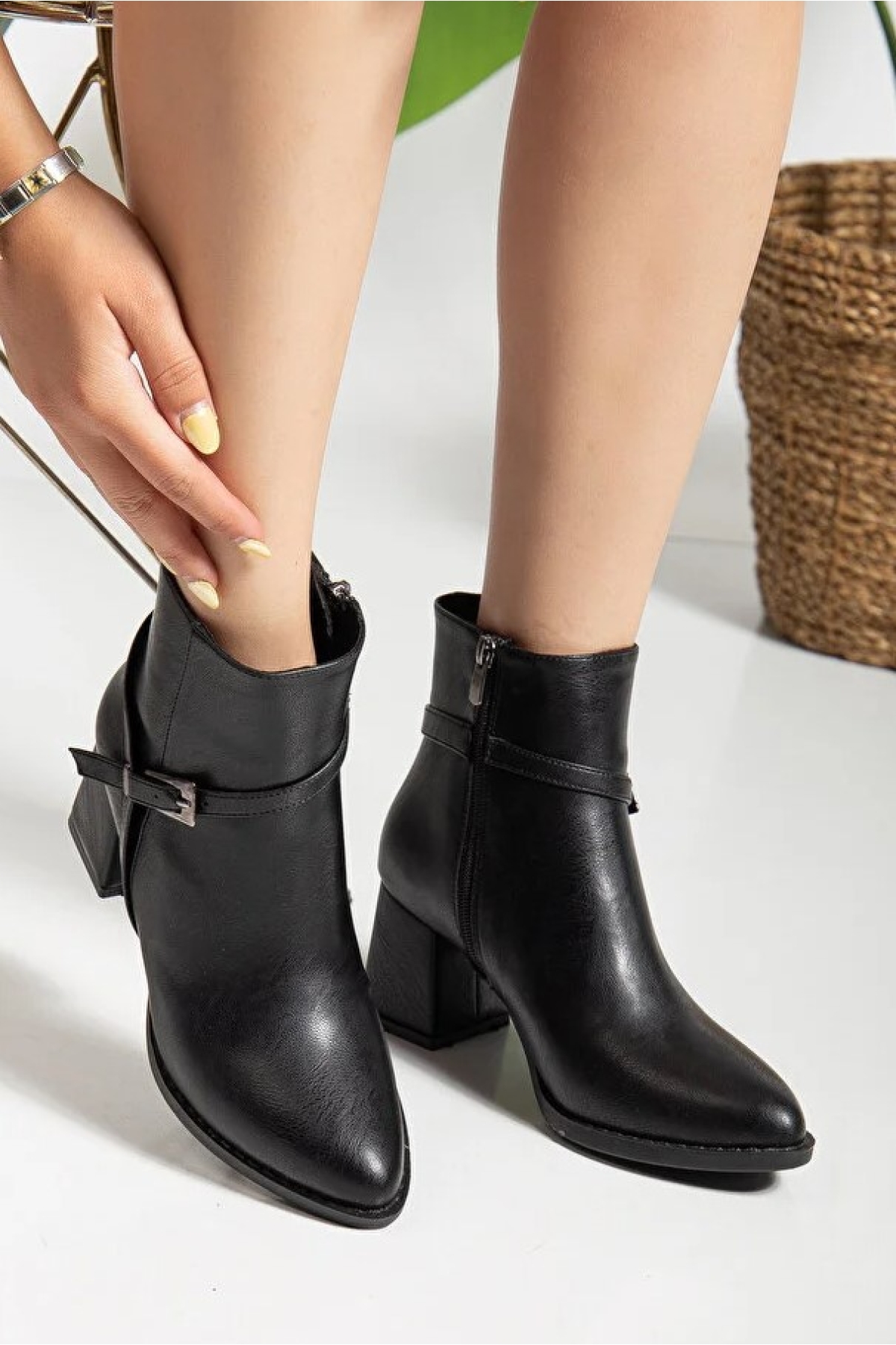 Feles Siyah Feles Toka Detayli Klasik Topuklu Kadın Bot