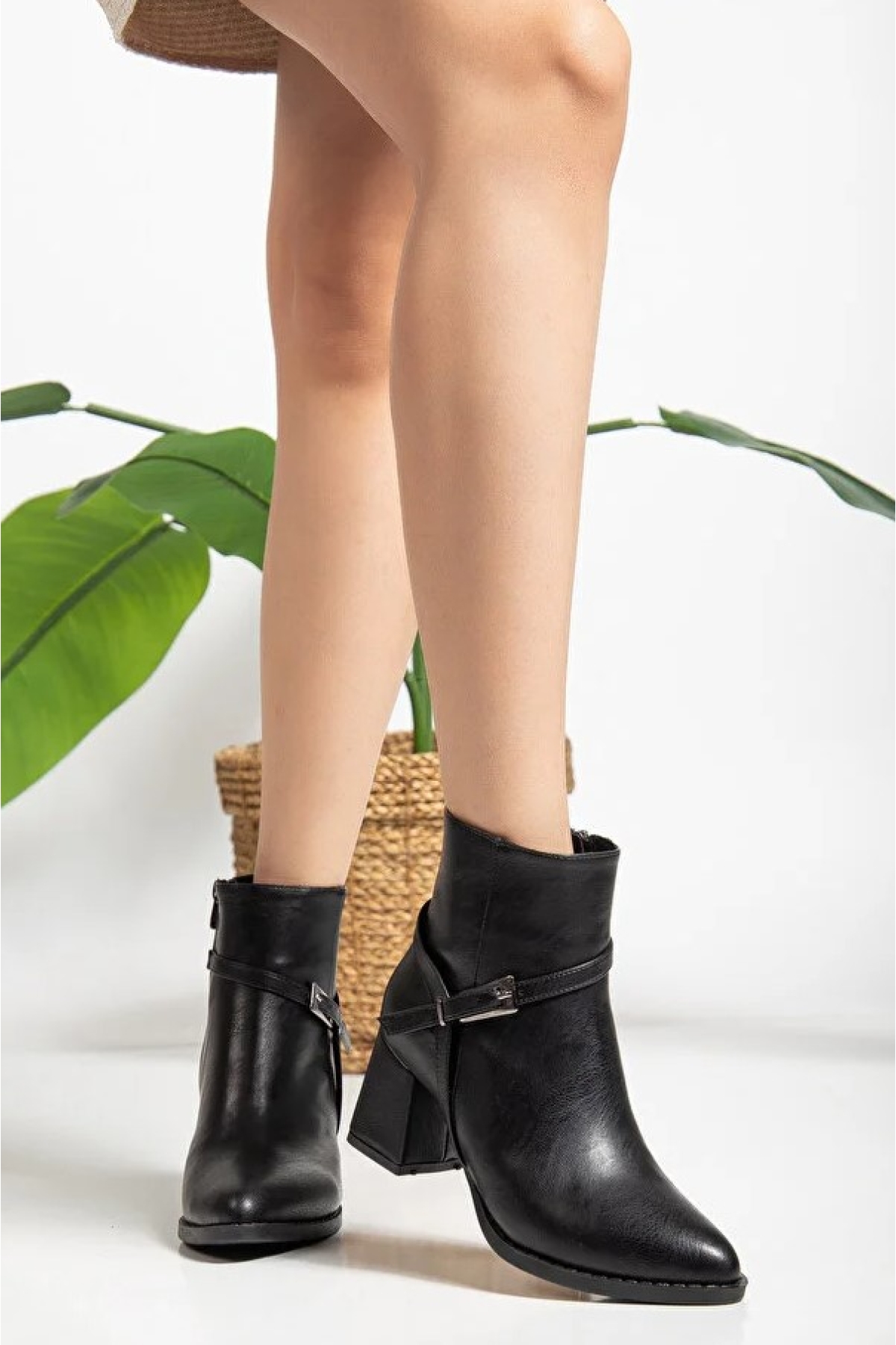 Feles Siyah Feles Toka Detayli Klasik Topuklu Kadın Bot