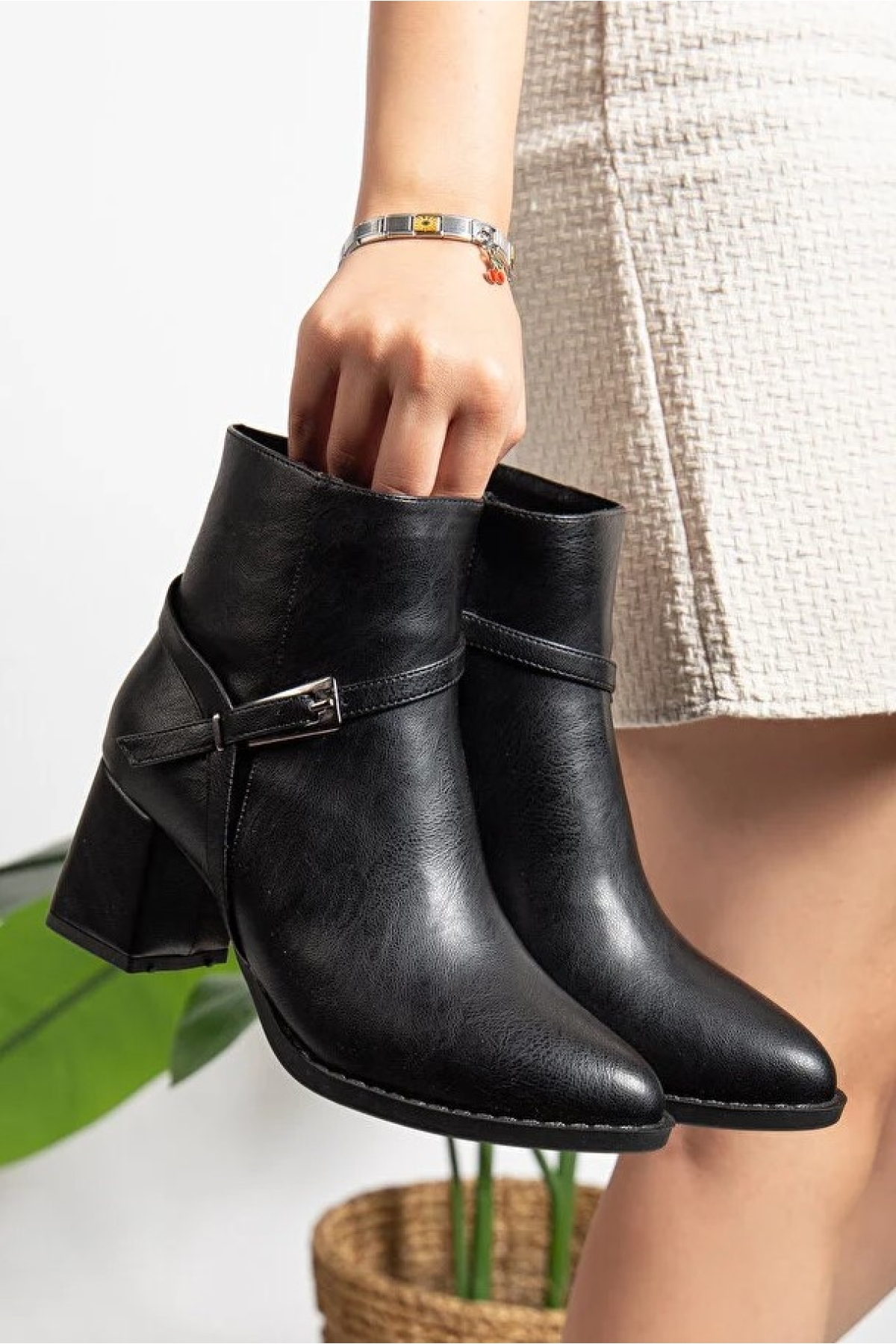 Feles Siyah Feles Toka Detayli Klasik Topuklu Kadın Bot