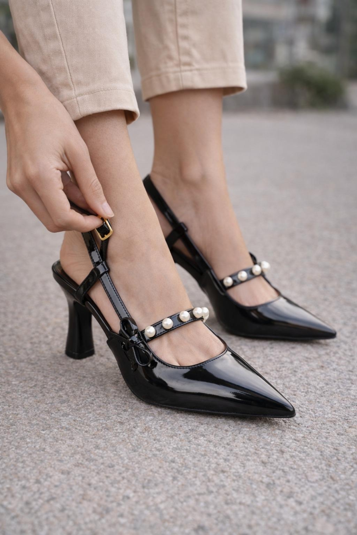 Odesa Ayakkabı Siyah Odesa Ayakkabı Odesa Sivri Kadın Burun İnci Detaylı Slingback İnce Topuk Rugan