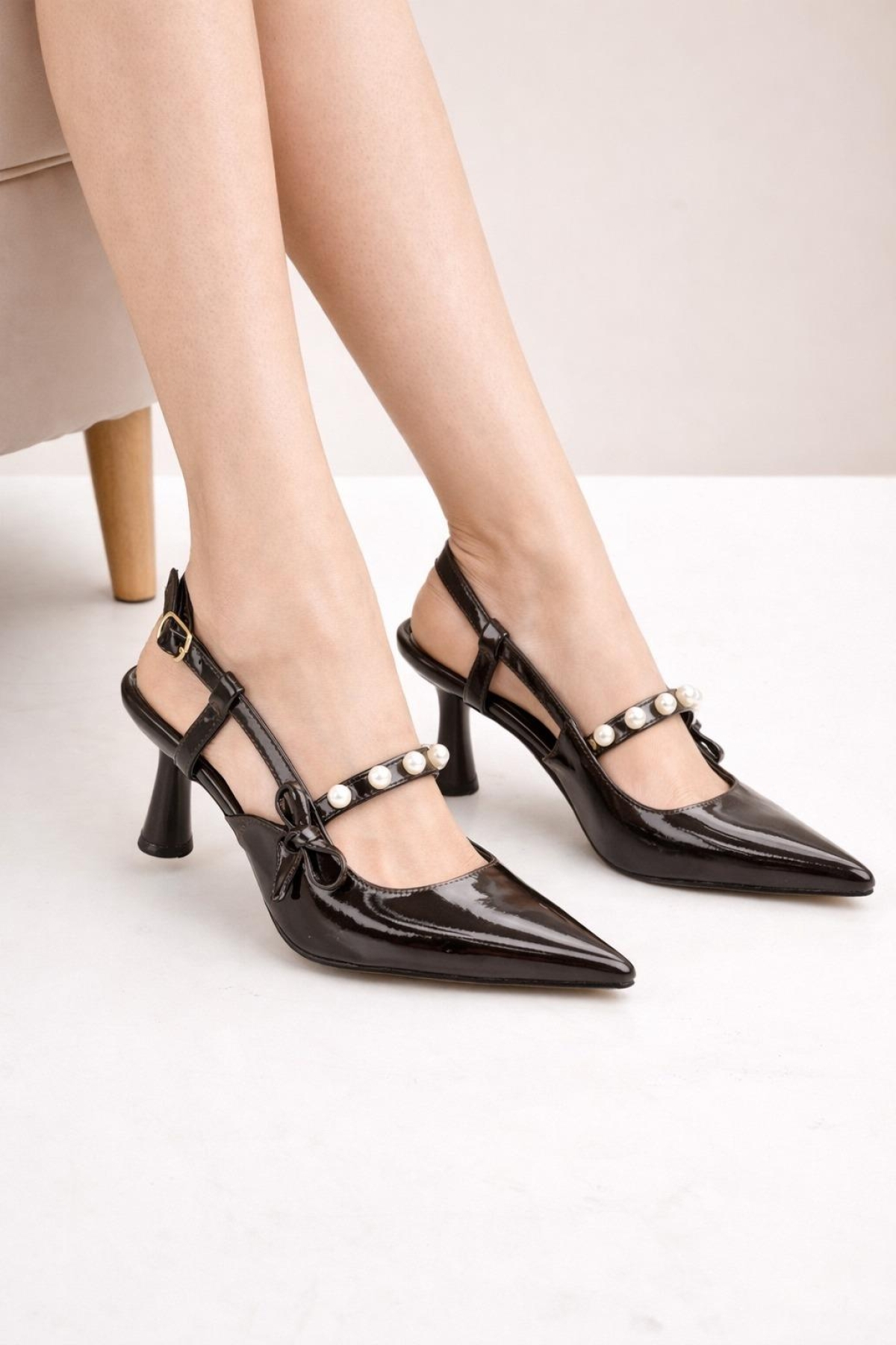 Odesa Ayakkabı Siyah Odesa Ayakkabı Odesa Sivri Kadın Burun İnci Detaylı Slingback İnce Topuk Rugan