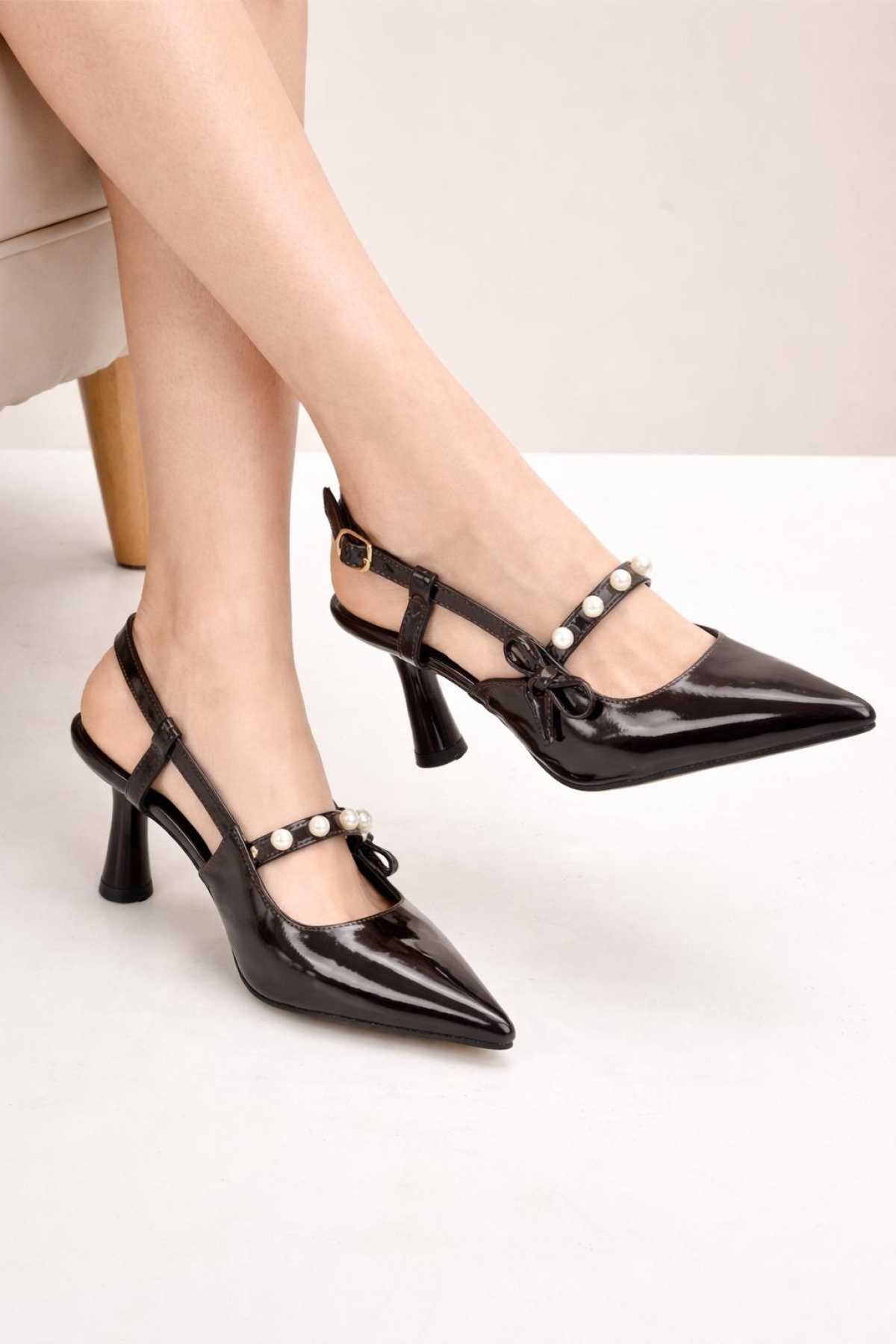 Odesa Ayakkabı Siyah Odesa Ayakkabı Odesa Sivri Kadın Burun İnci Detaylı Slingback İnce Topuk Rugan