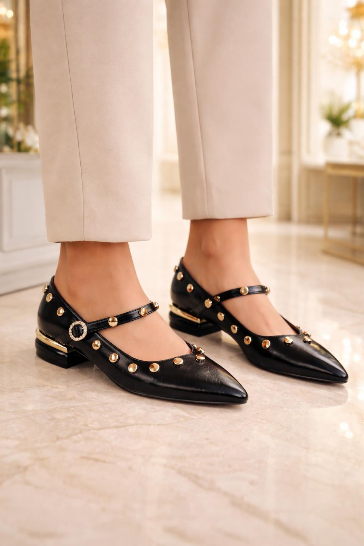 Odesa Ayakkabı Siyah Odesa Ayakkabı Odesa Zarif Detaylı Taş ve Zımba Aksesuarlı Babet