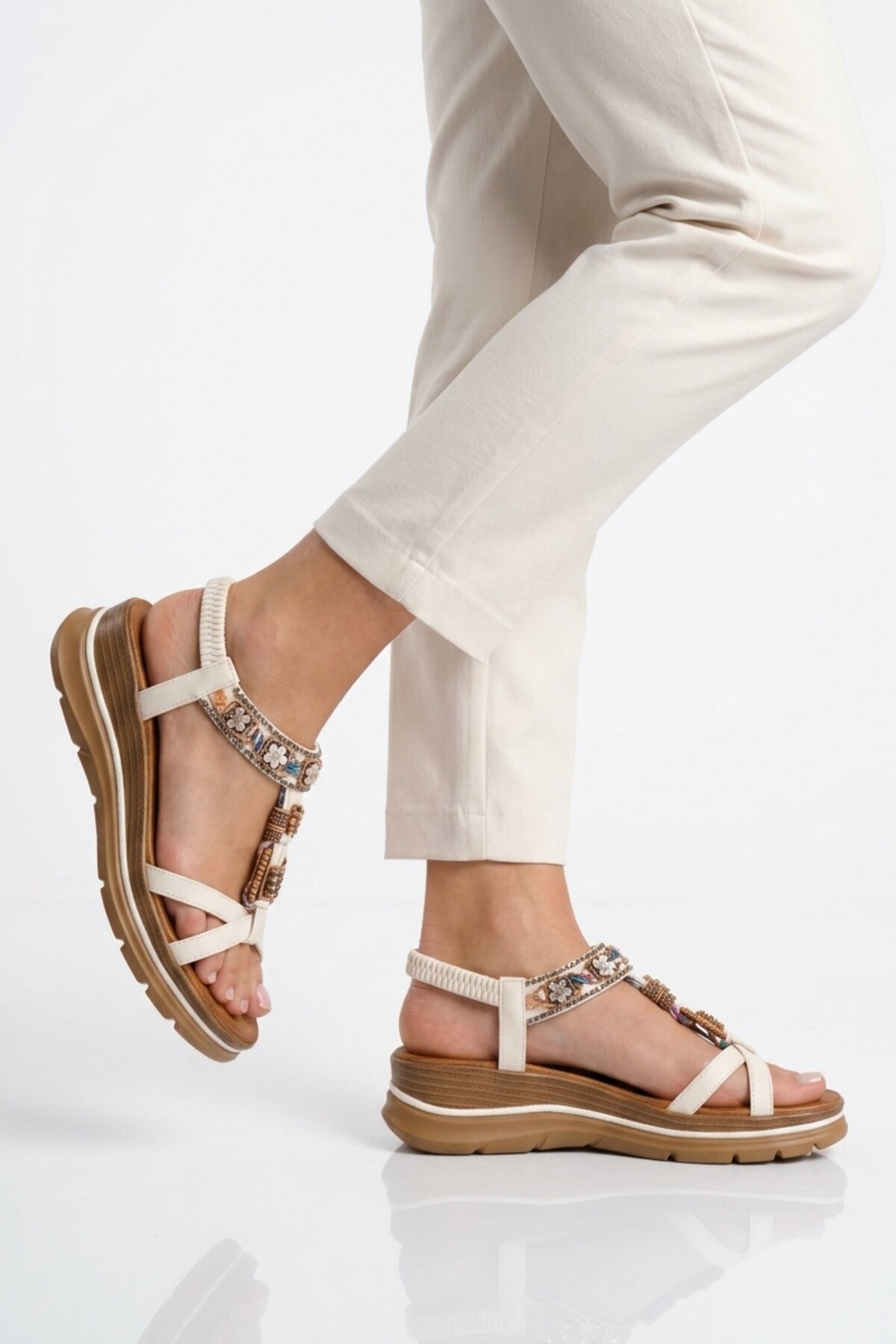 Voyager Beyaz Voyager Hakiki Deri Taş İşlemeli Kadın Sandalet B481 Z