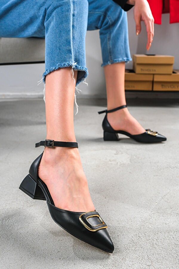 Rachel Siyah Tokalı Sivri Burun Topuklu Ayakkabı