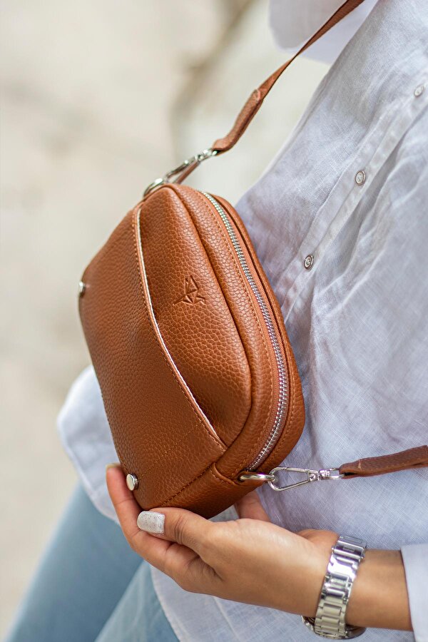 West Ayarlanabilir Çapraz El Kol ve Omuz Askılı Mıknatıs ve Fermuarlı Mini Siyah Kadın Çanta Taba