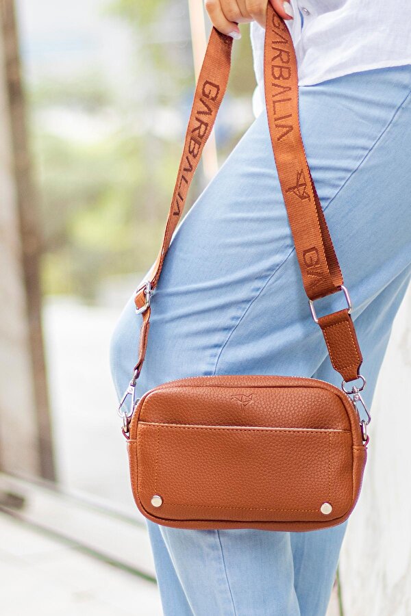 West Ayarlanabilir Çapraz El Kol ve Omuz Askılı Mıknatıs ve Fermuarlı Mini Siyah Kadın Çanta Taba