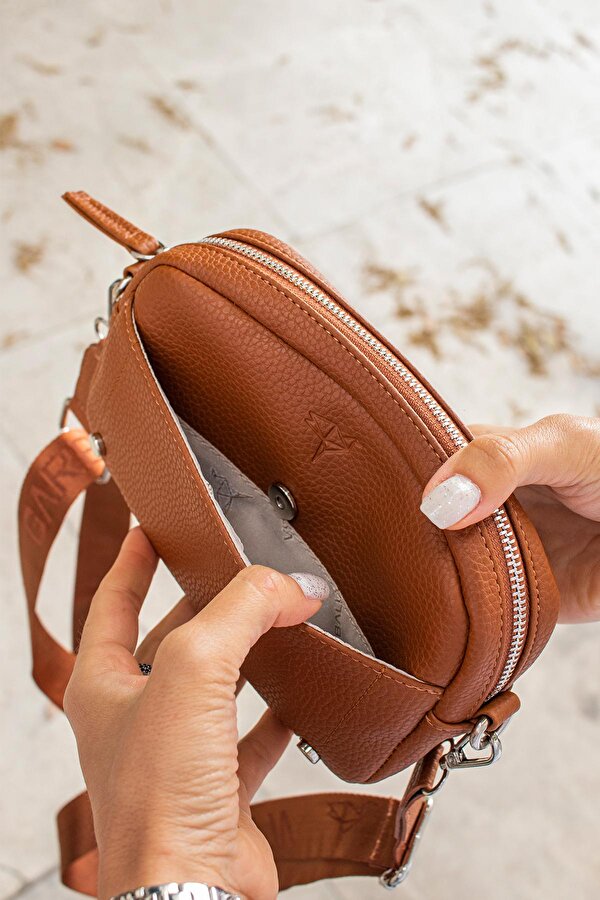 West Ayarlanabilir Çapraz El Kol ve Omuz Askılı Mıknatıs ve Fermuarlı Mini Siyah Kadın Çanta Taba