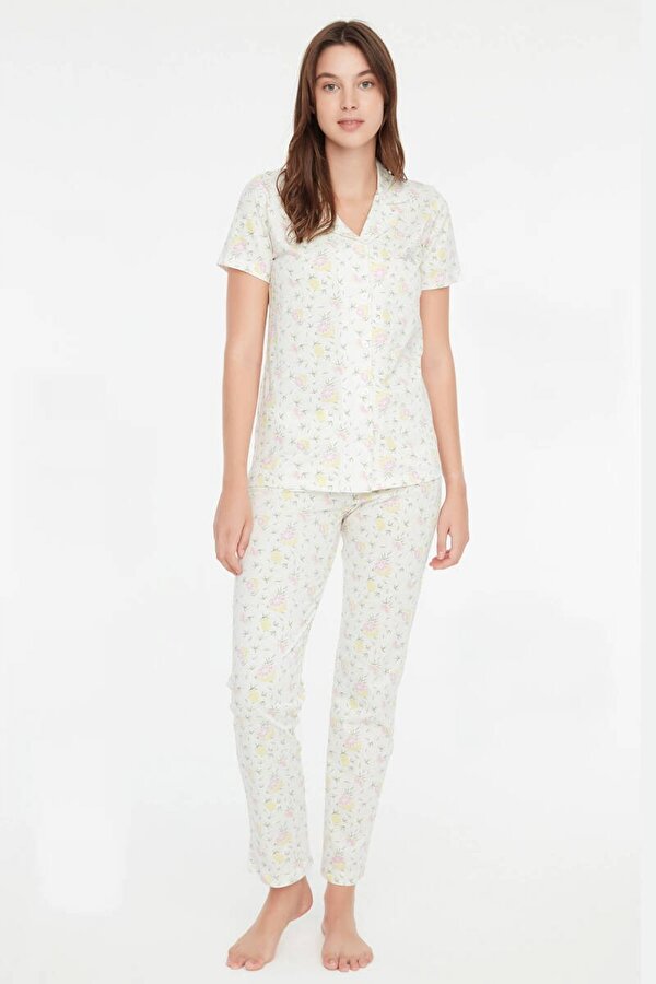 Kadın Desenli Boydan Patlı Pijama Takımı Ekru