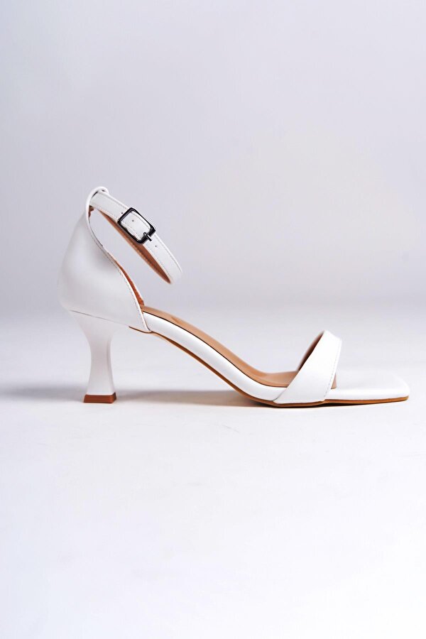 Minimiddle Beyaz Tek Bant Kadeh Topuklu Ayakkabı