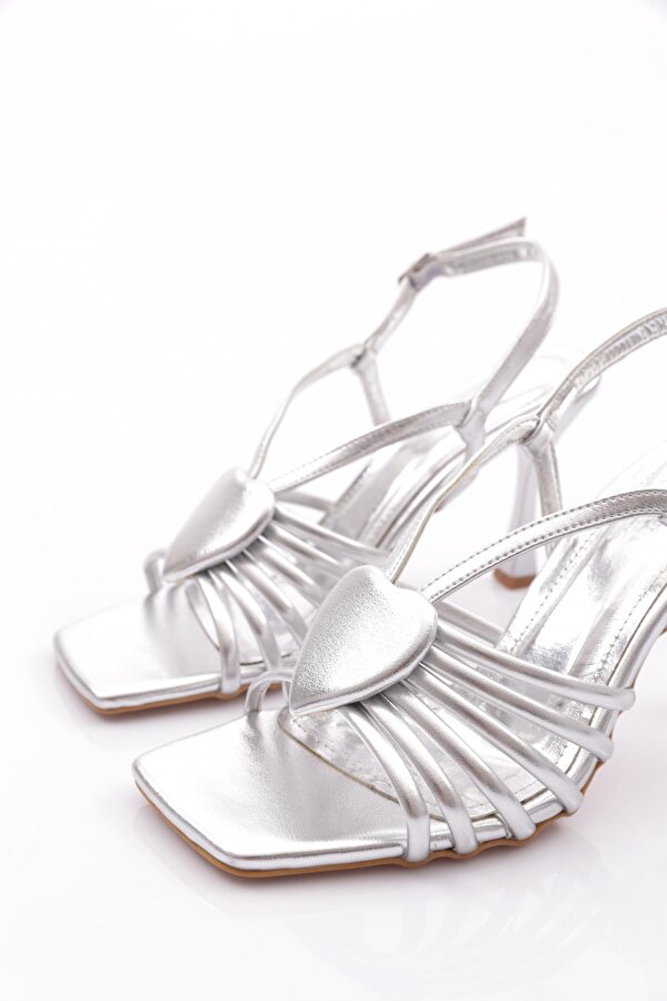 4030 Kadin Kalp Desenli Topuklu Ayakkabi