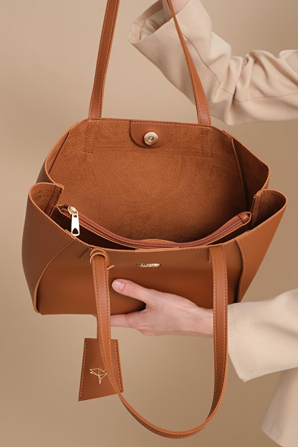 Sofia Mıknatıs Kapamalı Geniş Fermuar Bölmeli Orta Boy Kadın Omuz Kol Çantası Taba