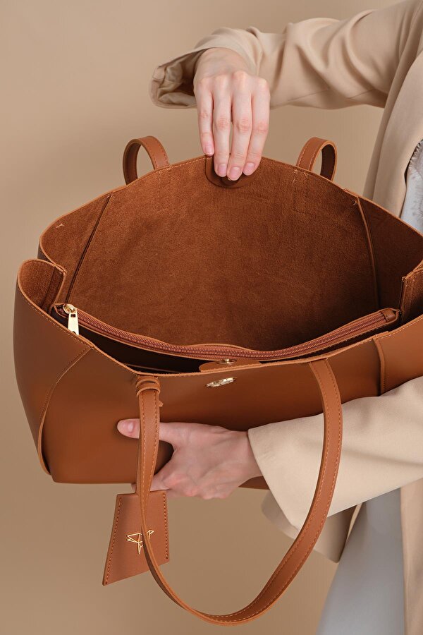 Sofia Mıknatıs Kapamalı Geniş Fermuar Bölmeli Büyük Boy Kadın Omuz Kol Çantası Taba