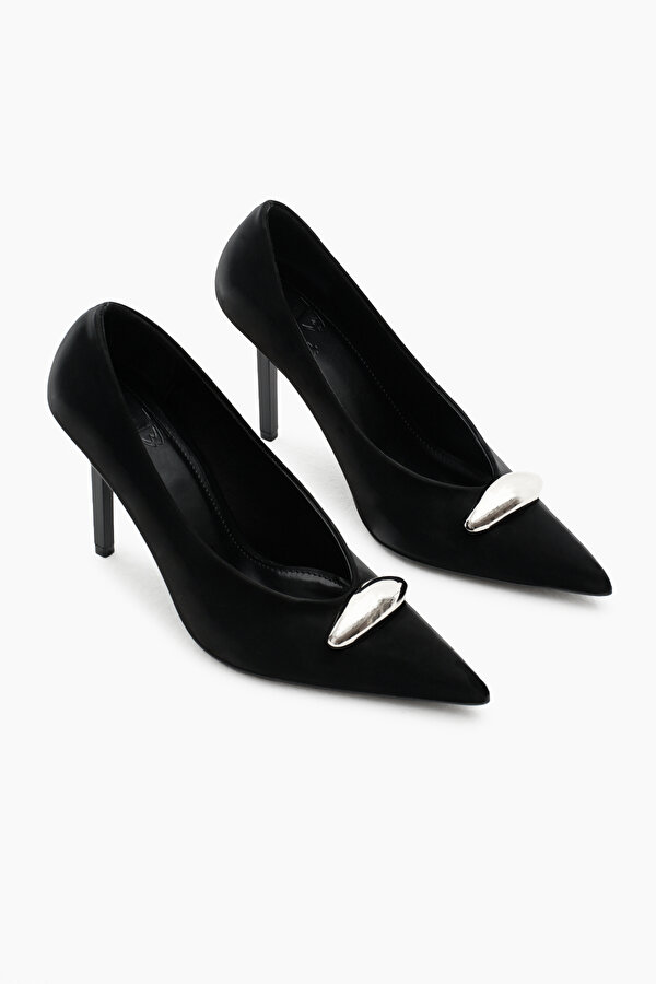 Kadın Siyah Neolit Taban Önü Toka Detaylı Sivri Burunlu Yüksek Topuklu Ayakkabı