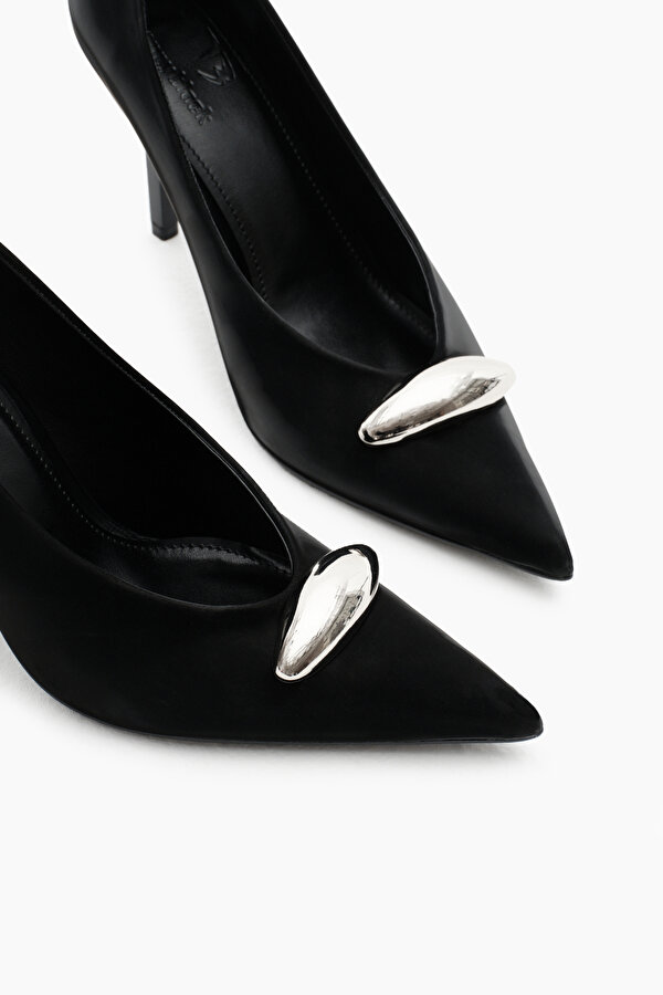 Kadın Siyah Neolit Taban Önü Toka Detaylı Sivri Burunlu Yüksek Topuklu Ayakkabı