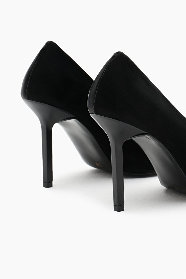 Kadın Siyah Neolit Taban Önü Toka Detaylı Sivri Burunlu Yüksek Topuklu Ayakkabı