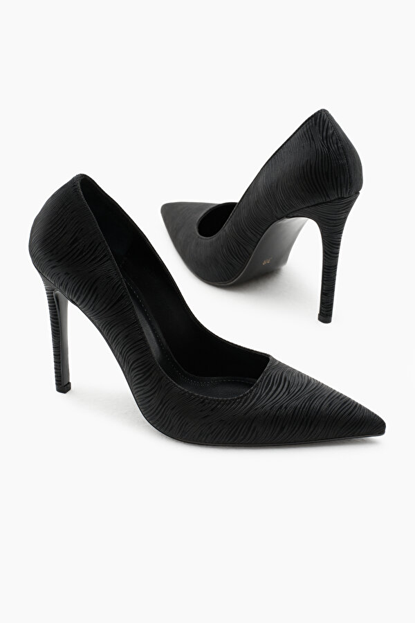 Kadın Siyah Neolit Taban Desenli Sivri Burunlu Yüksek Topuklu Ayakkabı