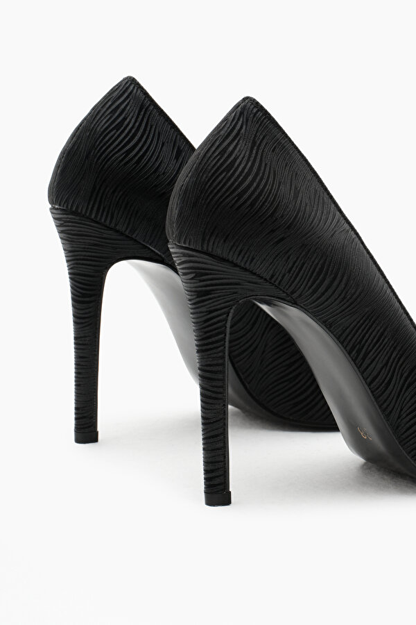 Kadın Siyah Neolit Taban Desenli Sivri Burunlu Yüksek Topuklu Ayakkabı