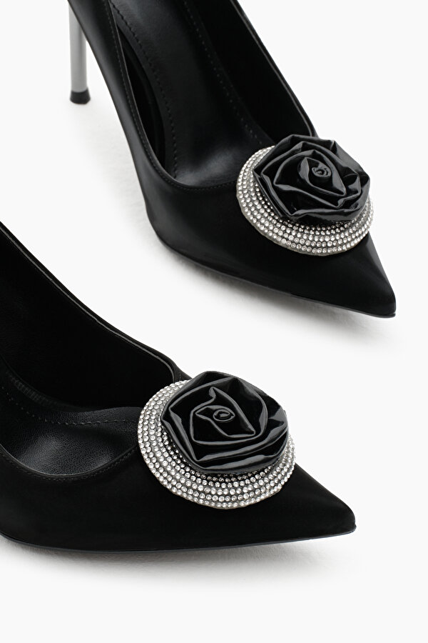 Kadın Siyah Neolit Taban Önü Gül Desenli Taşlı Sivri Burunlu Yüksek Topuklu Ayakkabı