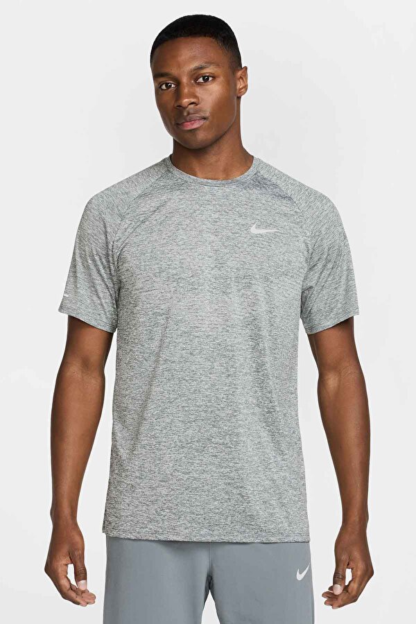 M NK DFADV STRIDE SS GRI Erkek Kısa Kol T-Shirt