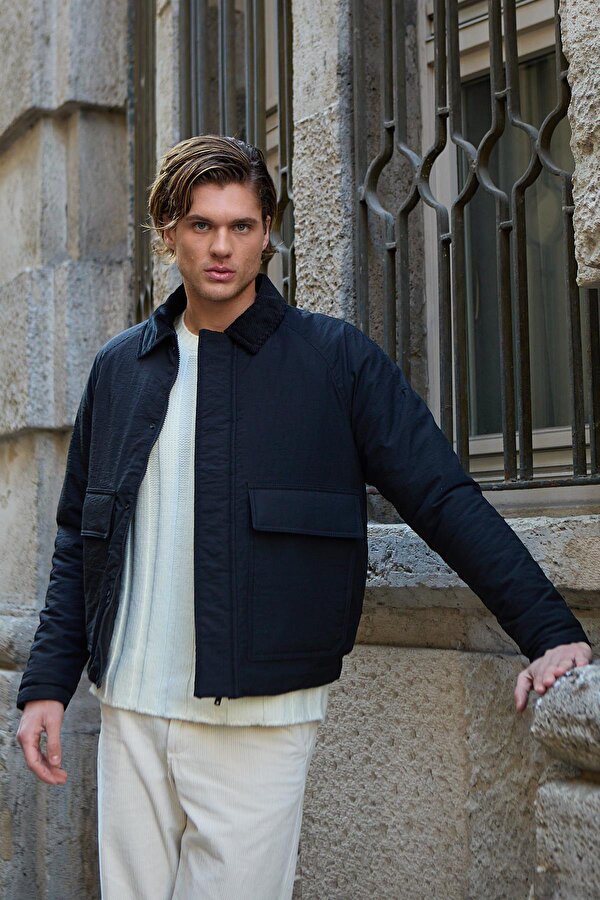 Kontrast Yakalı Su Geçirmez Kapitone Siyah Ceket Mont