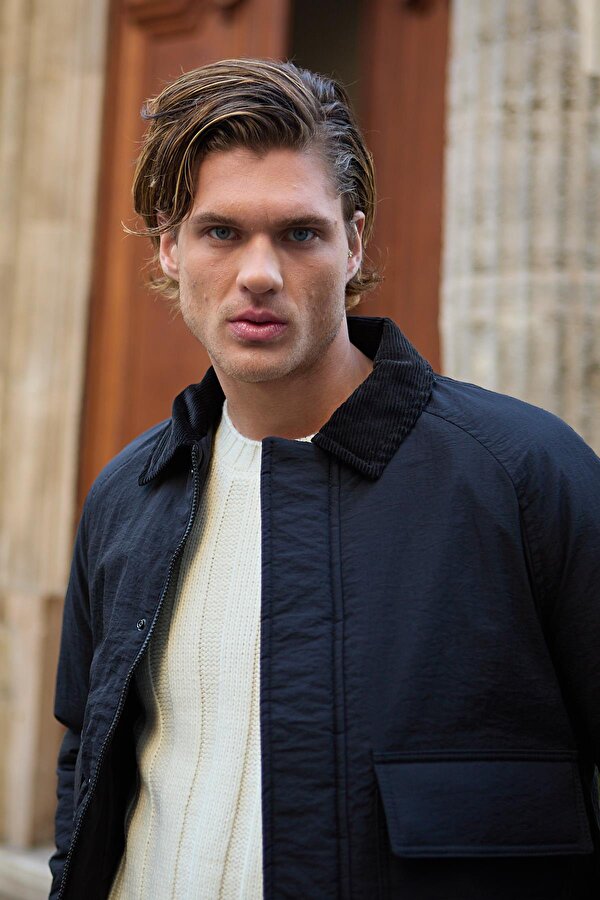 Kontrast Yakalı Su Geçirmez Kapitone Siyah Ceket Mont