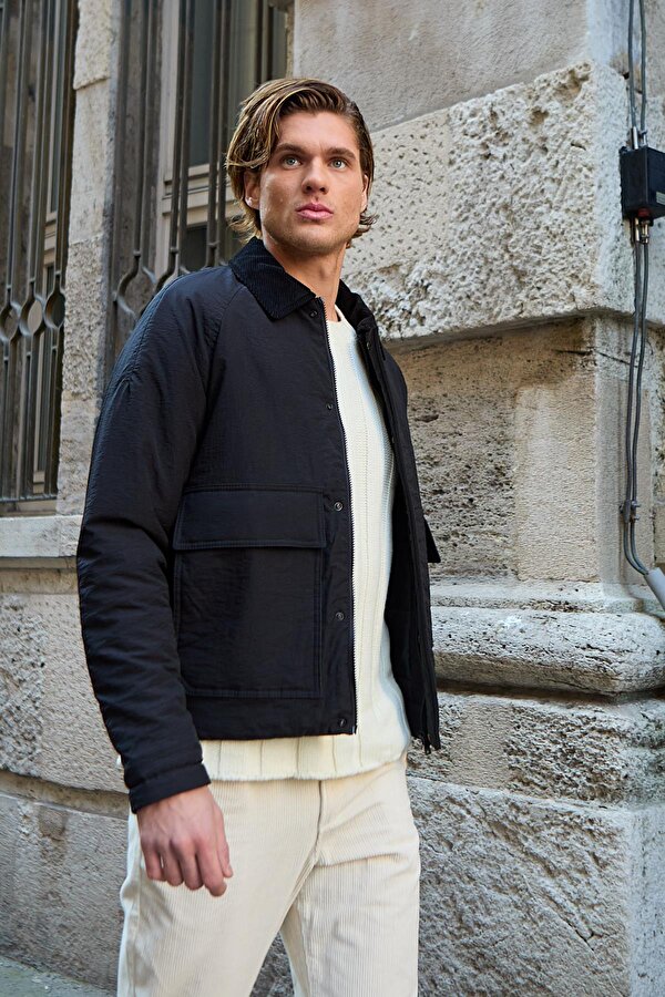 Kontrast Yakalı Su Geçirmez Kapitone Siyah Ceket Mont