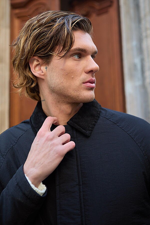 Kontrast Yakalı Su Geçirmez Kapitone Siyah Ceket Mont