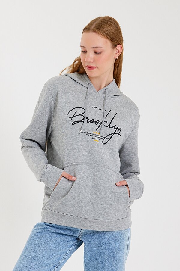 Kadın Kapşonlu  Oversize Fit El Yazılı Brooklyn Baskılı İnce Sweatshirt SPR23SWk361